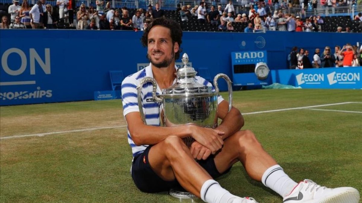 Feliciano López posa con su mejor trofeo.-AFP / ADRIAN DENNIS
