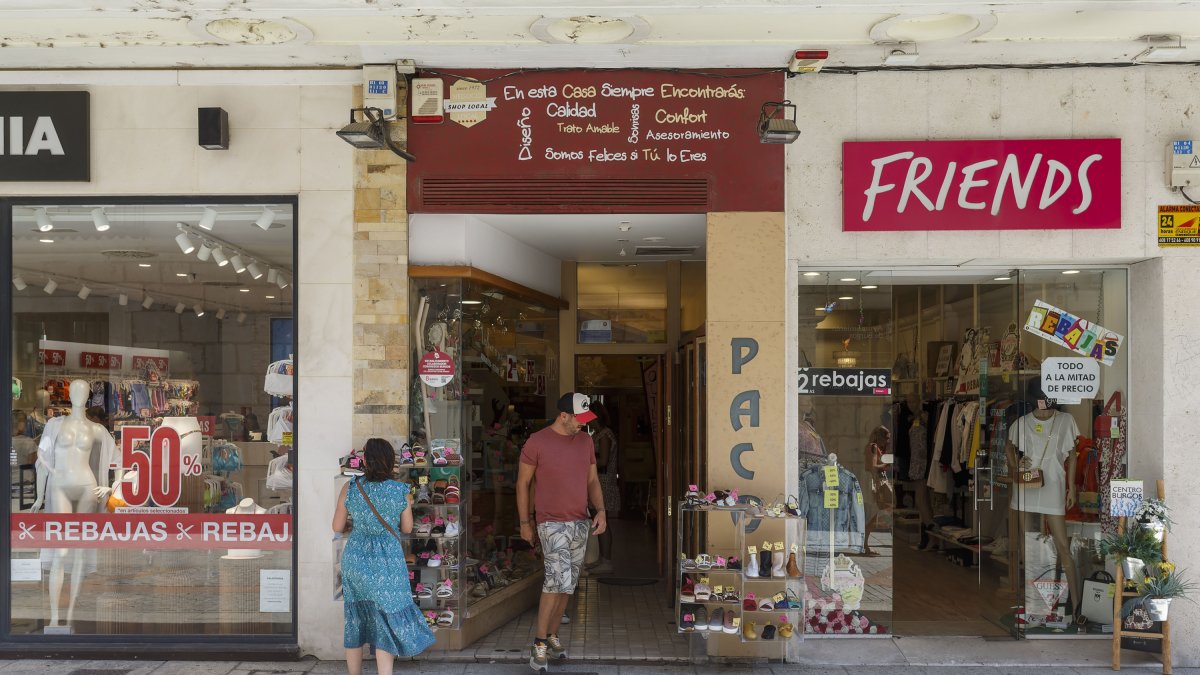 Los comercios de la capital burgalesa ultiman el periodo de rebajas. SANTI OTERO