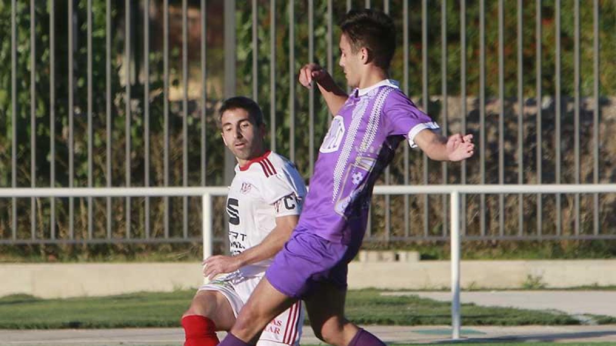Pablo busca el centro ante la presión de un jugador del Becerril, ayer, en San Amaro.-RAÚL OCHOA