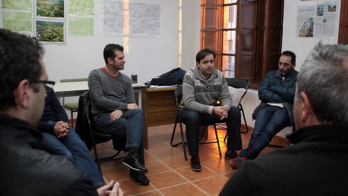 El secretario general del PSCyL, Luis Tudanca, se reúne con el comité de empresa de Hullera Vasco Leonesa, en Robles de Valcueva (León)-Ical