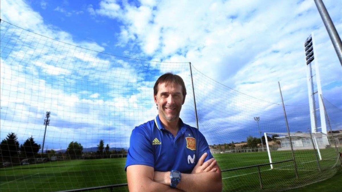 Julen Lopetegui posa en  la ciudad deportiva de la federación en Las Rozas.-DAVID CASTRO