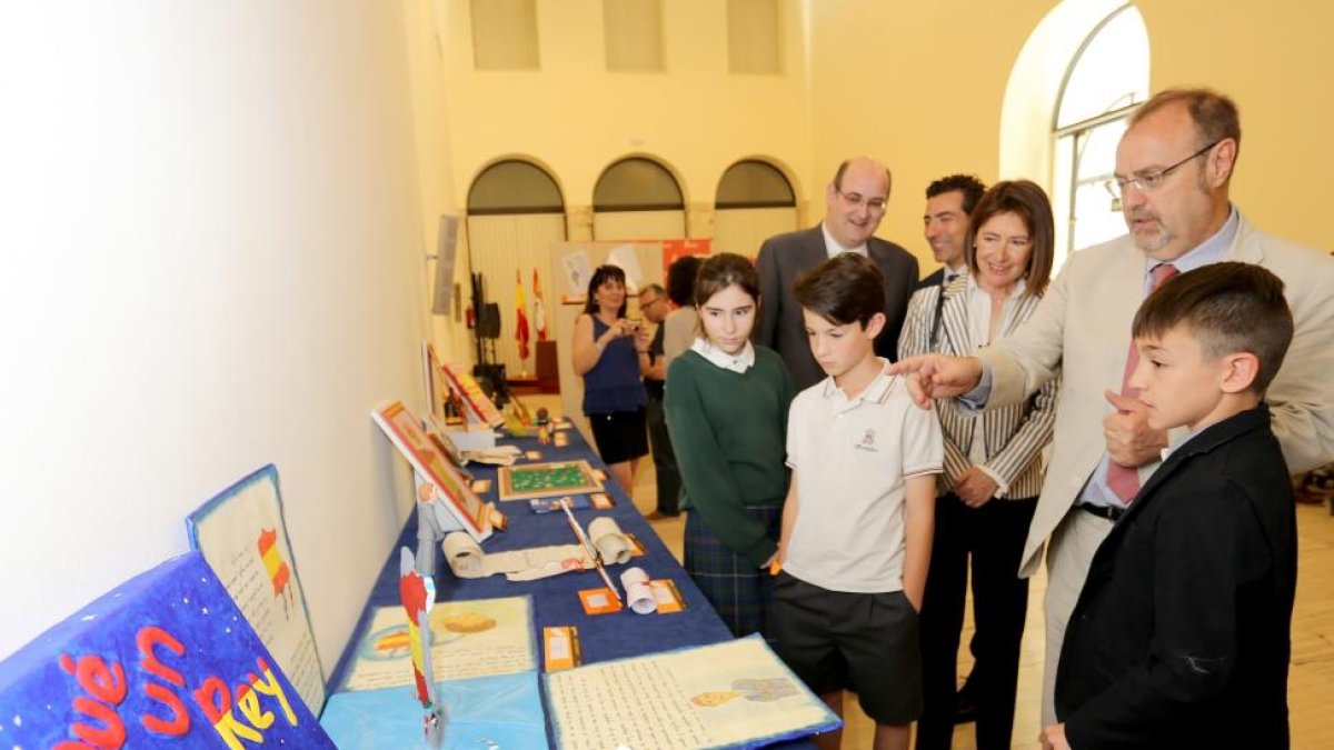 El consejero de Educación, Fernando Rey, entrega los premios del concurso ¿Qué es un rey para ti?-ICAL