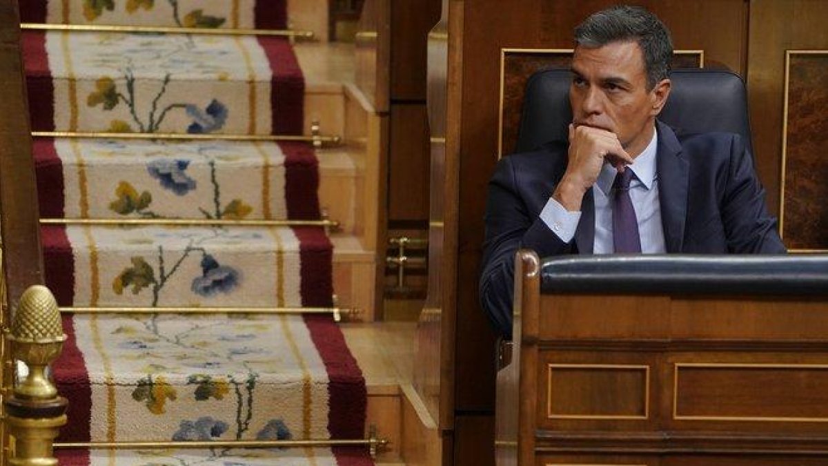 Pedro Sánchez, en su escaño en el Congreso.-JOSÉ LUIS ROCA
