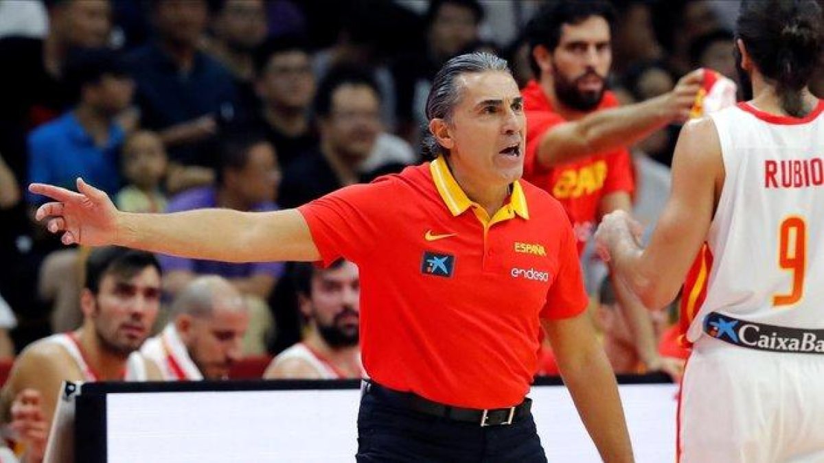 Scariolo da instrucciones a sus jugadores, este viernes ante Italia.-EFE / JUAN CARLOS HIDALGO