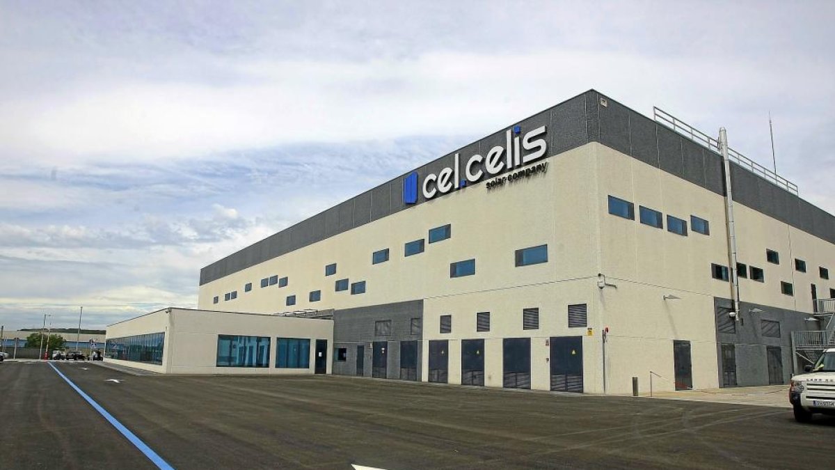 Fábrica de Cel-Celis, en el polígono industrial de San Román de Bembibre.-ICAL