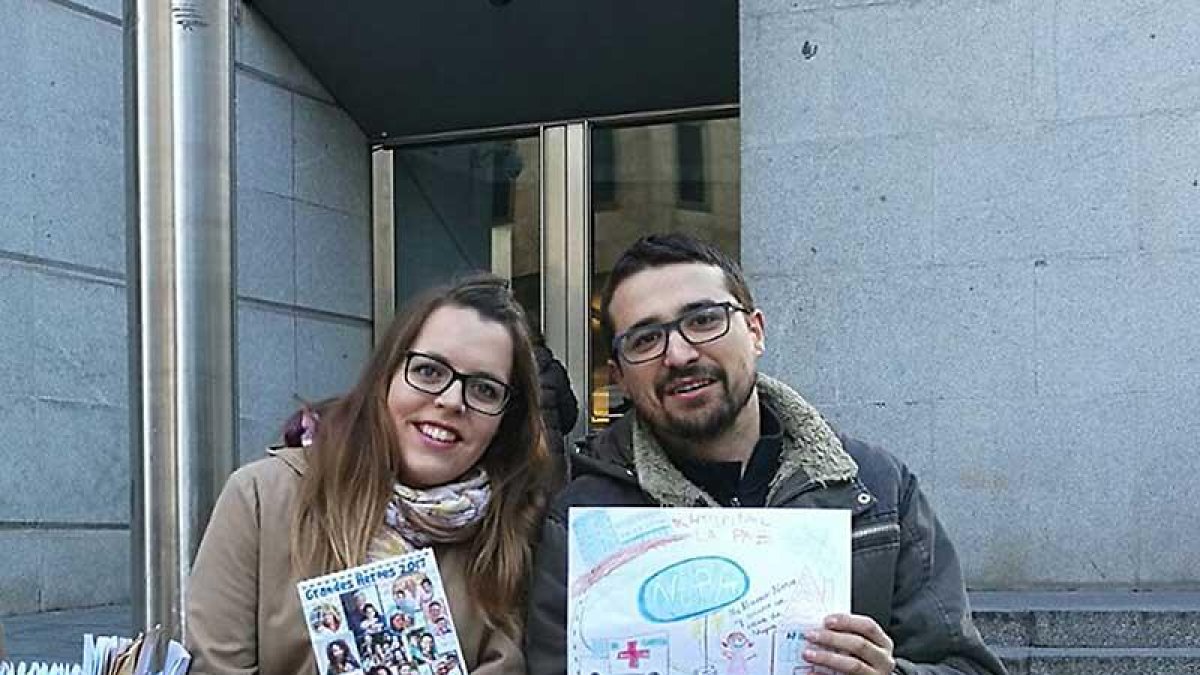 Jesús y Emma posan con el dibujo y el calendario enviado a diputados y senadores.-ECB