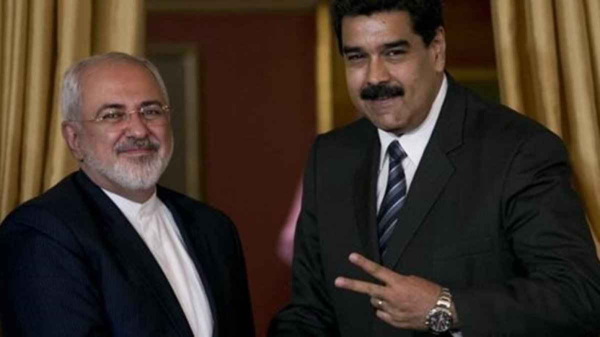 Nicolas Maduro, con el ministro de Exteriores iraní, Mohamed Javad Zarif.-ARIANA CUBILLOS / AP