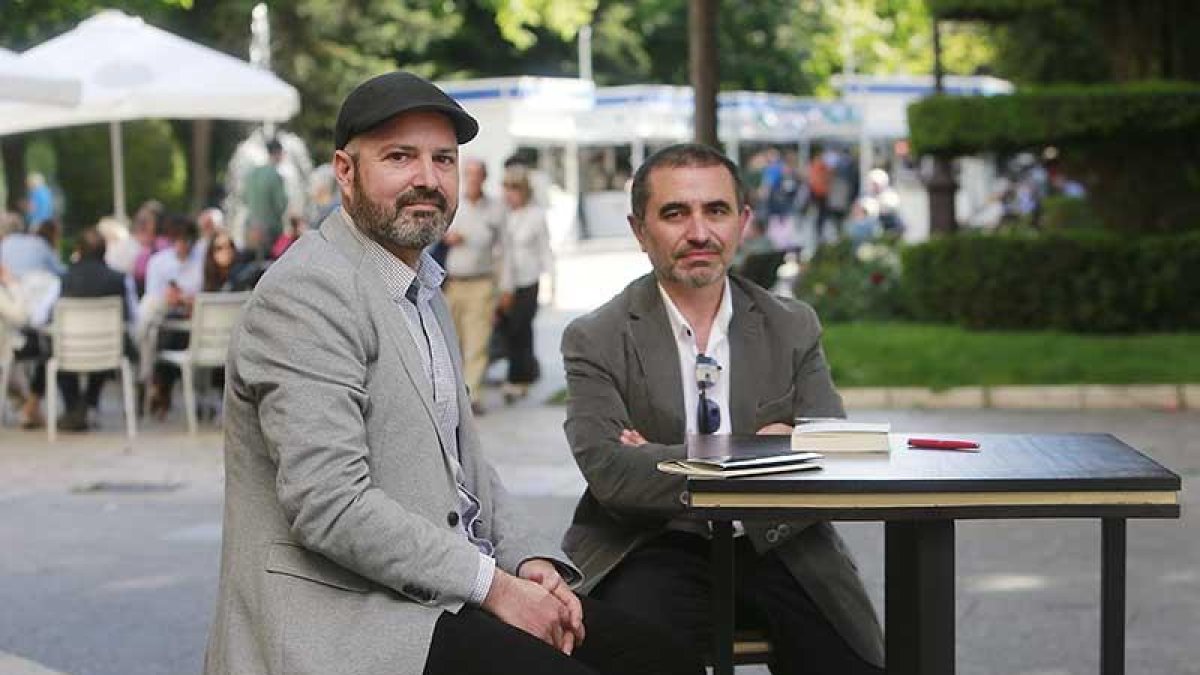 José García Obrero (i.) y José Manuel de la Huerga charlaron antes de sus respectivas citas con el público.-Raúl Ochoa