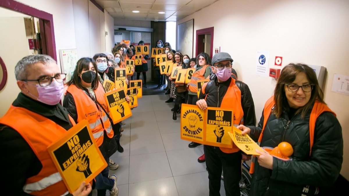 Movilización de trabajadoras sociales en el Ayuntamiento de Burgos antes de un pleno. TOMÁS ALONSO