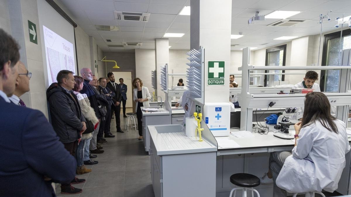 El comisario jefe y los inspectores jefe junto a los responsables de la Universidad Isabel I en los Laboratorios de Nutrición Humana y Dietética.-ECB