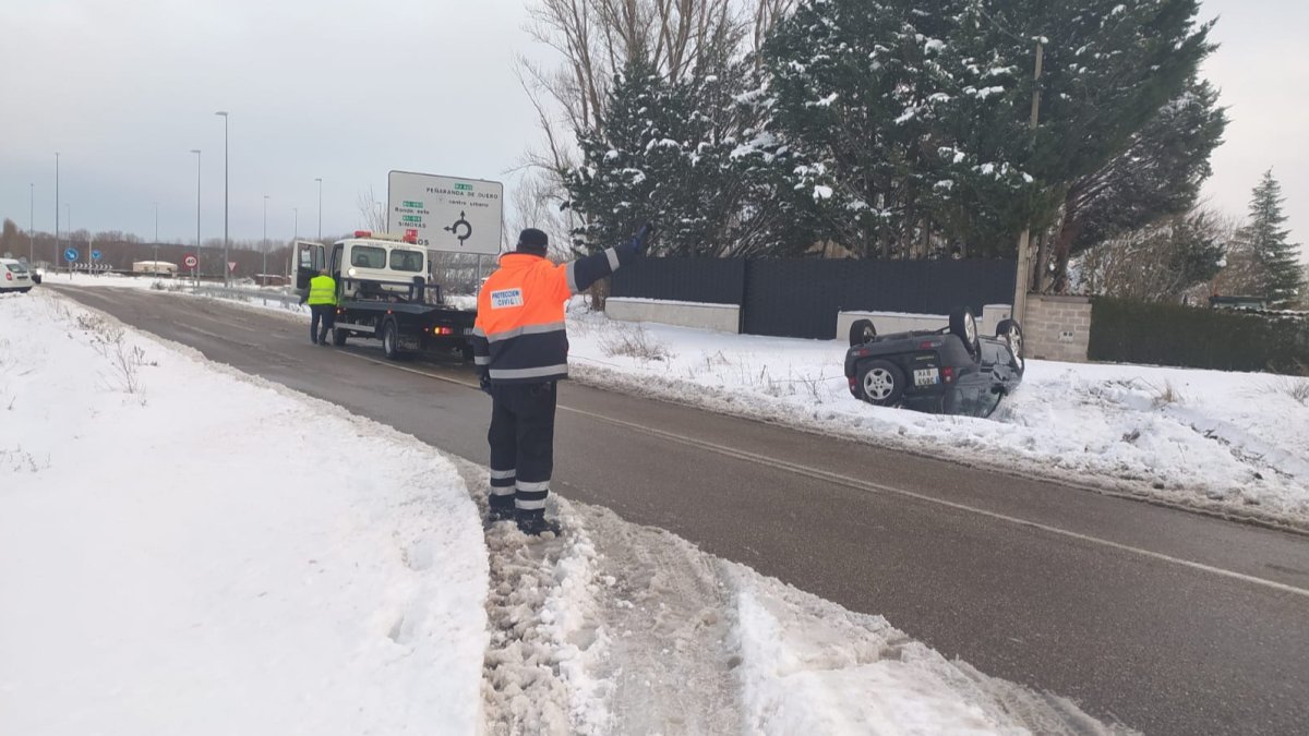 Un vehículo volcado en Aranda, en la carretera que conduce a La Calabaza. L. V.