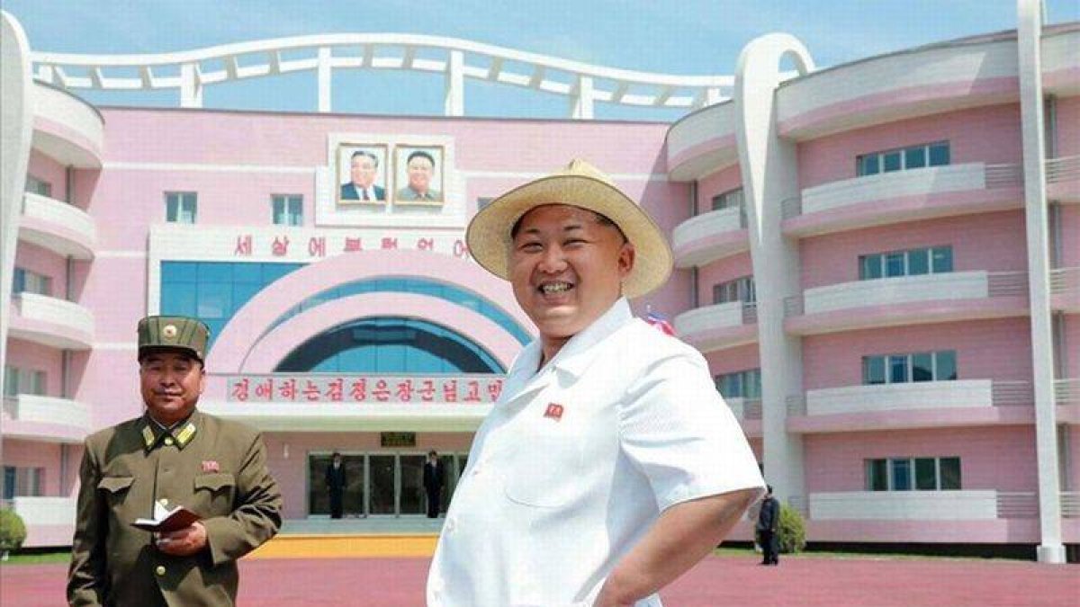 El líder norcoreano Kim Jong-Un en una visita al orfanato Wonsan en Corea del Norte.-Foto: AFP / KNS