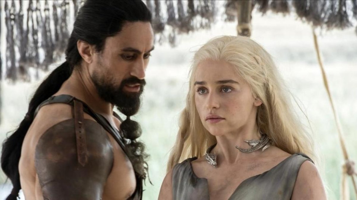 Joe Naufahu y Emilia Clarke, en un episodio de la sexta temporada de 'Juego de tronos.-Macall B Polay
