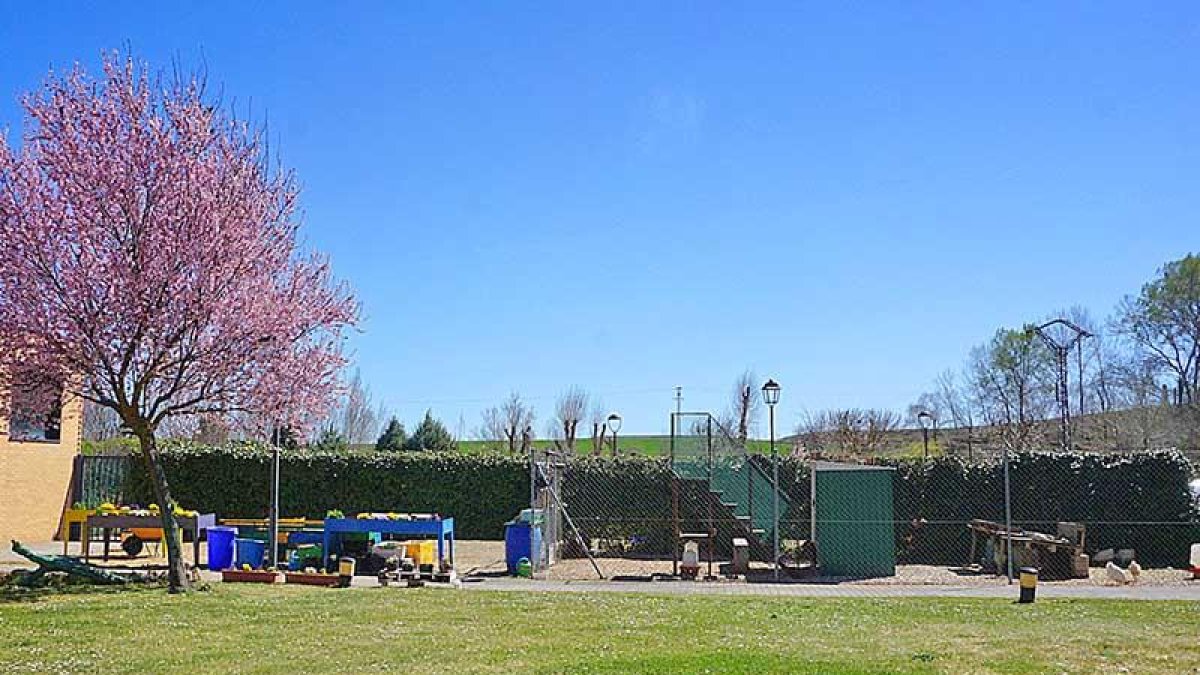 La parcela para el nuevo centro de día se encuentra junto a la residencia municipal que ya gestiona Aspanias.-ECB