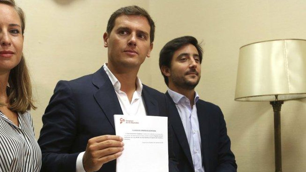 Toni Roldán, a la derecha de Albert Rivera. / DAVID CASTRO-DAVID CASTRO