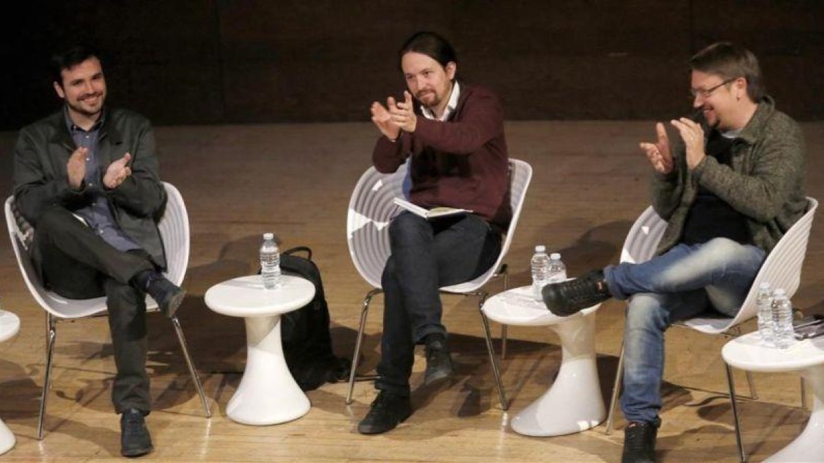 Alberto Garzón, Pablo Iglesias y Xavier Domènech, este viernes, en el debate celebrado en Madrid sobre las confluencias.-JUAN MANUEL PRATS
