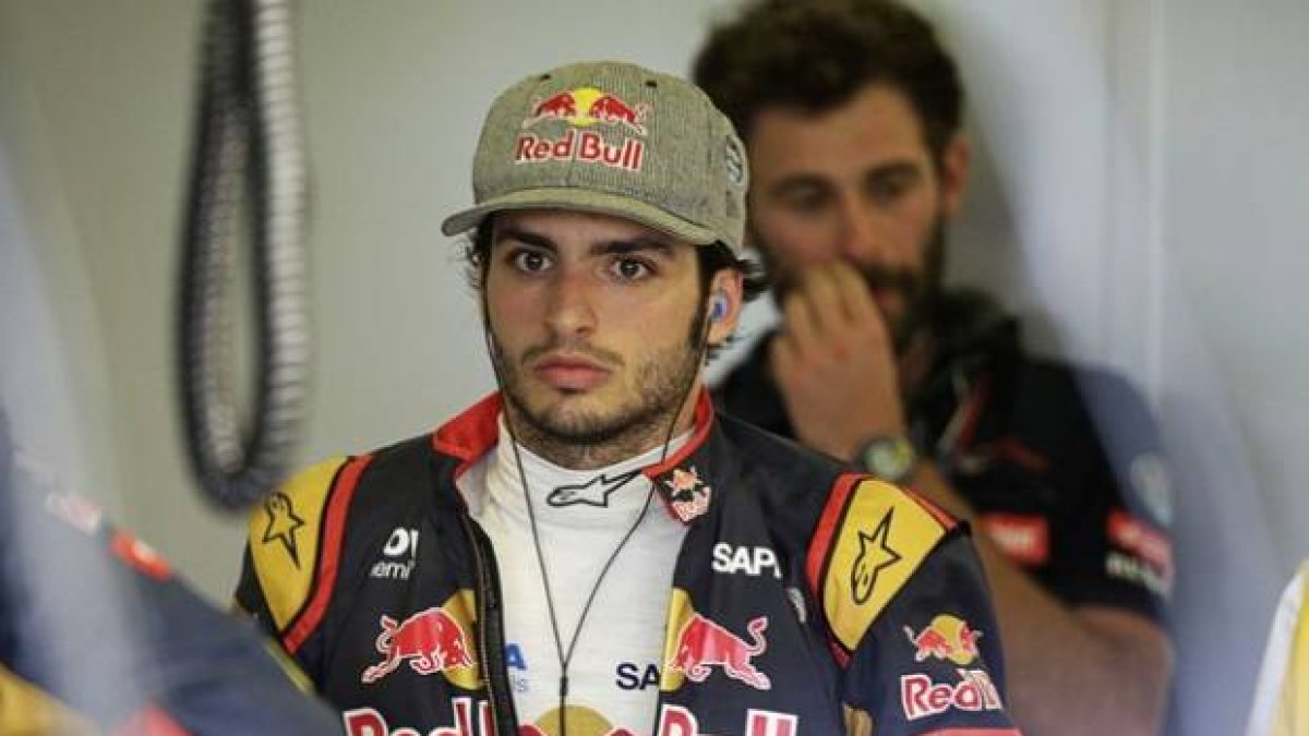 Carlos Sainz, en el box de Toro Rosso en Melbourne, este sábado.-Foto: REUTERS / MARK DADSWELL