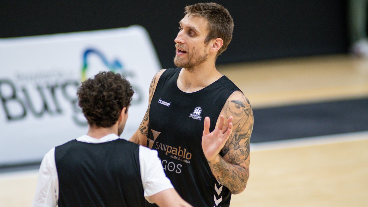 Javi Vega charla con Ferran Bassas durante un entrenamiento en L’Alqueria. ACB PHOTO / J. M. CASARES