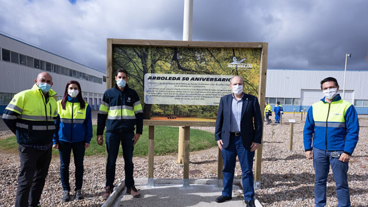 El director de la fábrica de Aranda, César Moñux, junto a varios trabajadores en la zona en la que se plantará la arboleda de las bodas de oro de la factoría. ECB