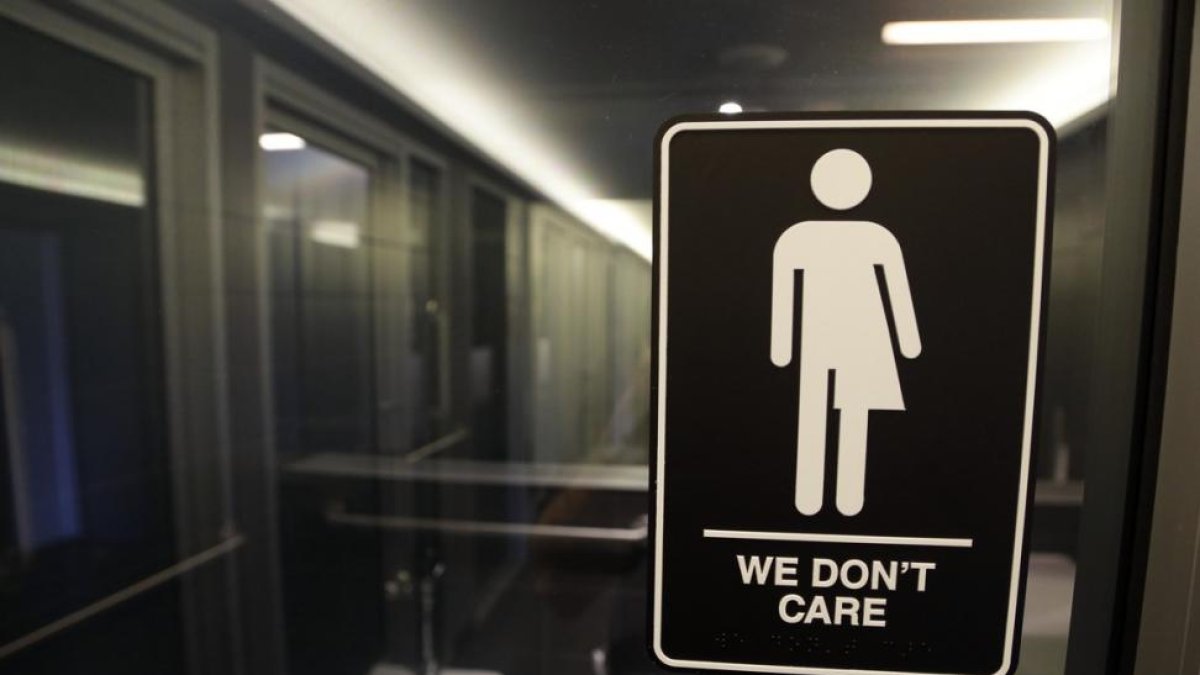 Cartel de un baño para personas transgénero en Durham.-AP / GERRY BROOME