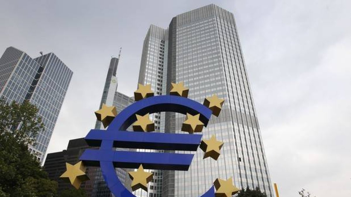 El logotipo del euro ante la sede del BCE en Fráncfort-