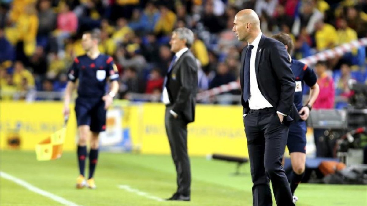 Zinedine Zidane, con Quique Setién al fondo, durante el partido Las Palmas-Real Madrid.-EFE / ELENA URQUIJO