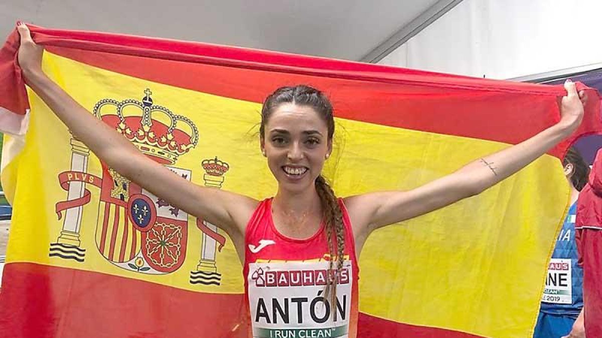Celia Antón muestra su alegría nada más terminar la final del 5.000, ayer, en Gävle.-TWITTER / @RAULCHAPADO