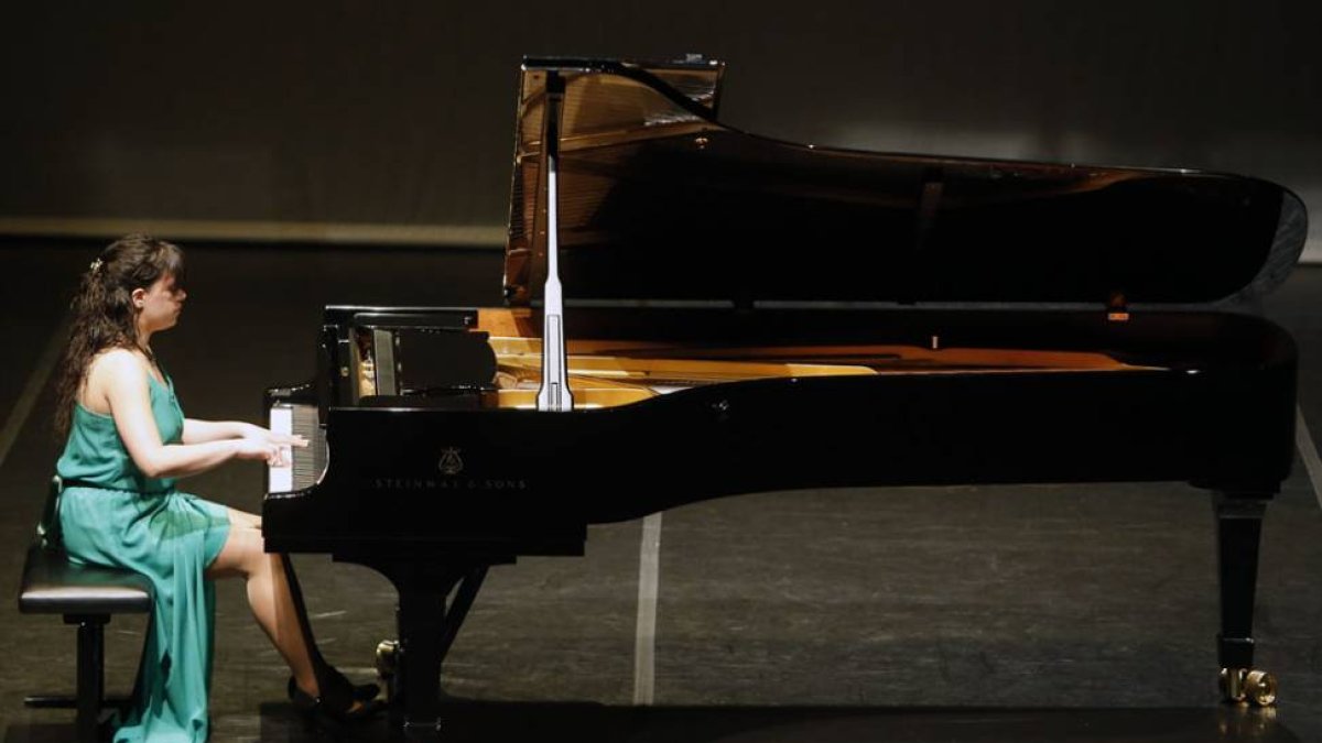 Carlota Arcos Cano interpretó un repertorio con obras de Strauss, Chopin, Mykietyn, Malawski y Kisielewski.-Raúl Ochoa