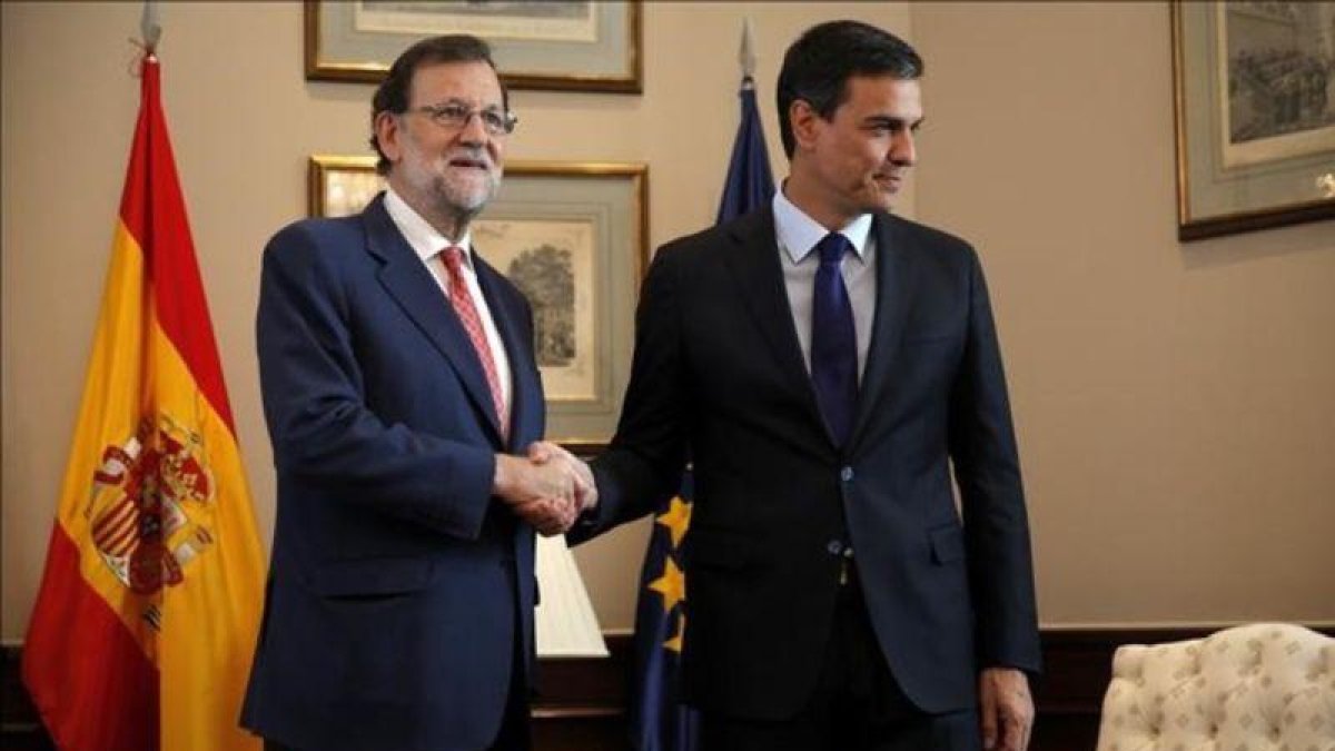 Mariano Rajoy y Pedro Sánchez se saludan antes del inicio de la reunión en el Congreso, el 2 de agosto.-JOSÉ LUIS ROCA
