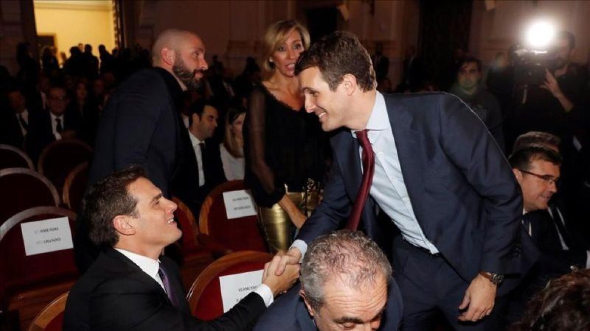 El líder del PP, Pablo Casado, saludando en un acto reciente en Madrid a su homólogo en Ciudadanos, Albert Rivera.-EFE