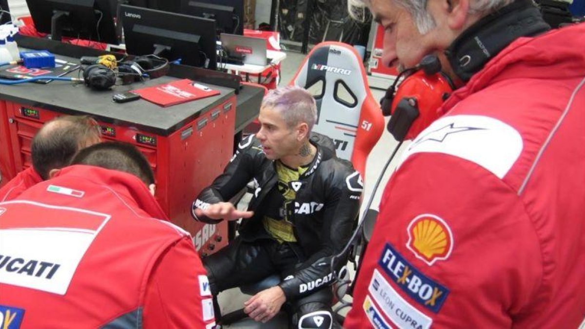 Álvaro Bautista habla con los ingenieros de Ducati, en el test de Valencia.-EMILIO PÉREZ DE ROZAS
