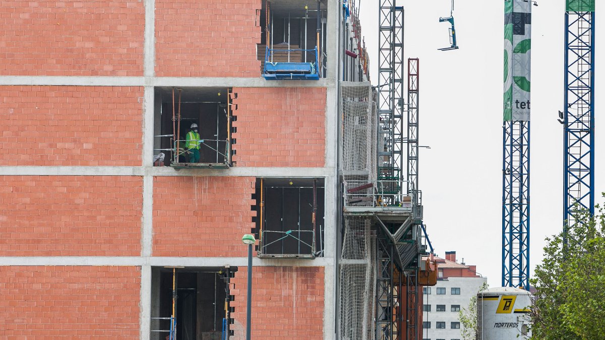 La construcción gana 87 parados en un mes de agosto generalmente favorable en la carga de trabajo. SANTI OTERO