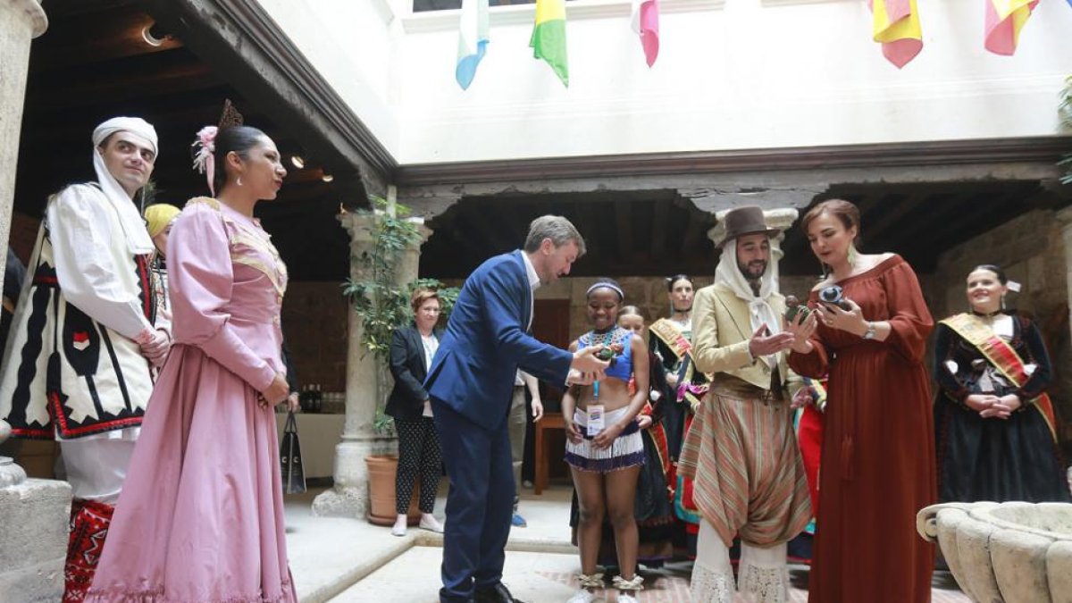 Lacalle y Peñacoba ‘coronan’ a representantes de Sudáfrica y Argentina como reyes del Festival.-Raúl Ochoa