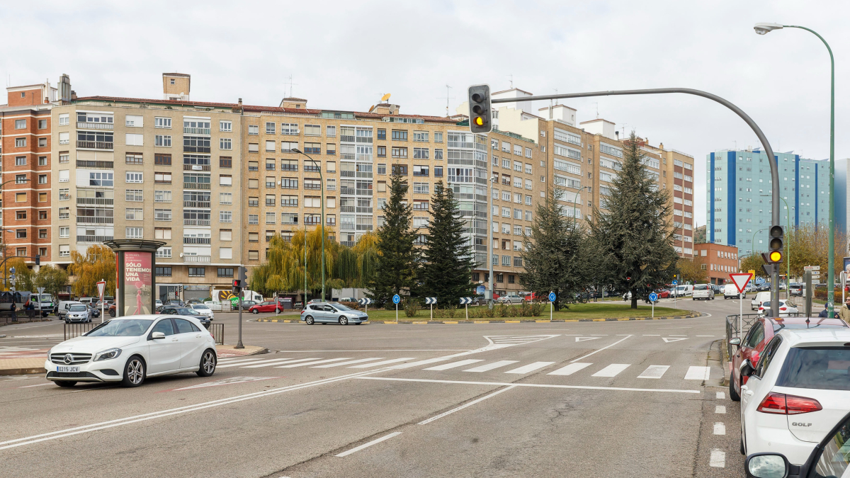 La calle Francisco de Vitoria, en la confluencia con la glorieta Jorge Luis Borges. SANTI OTERO