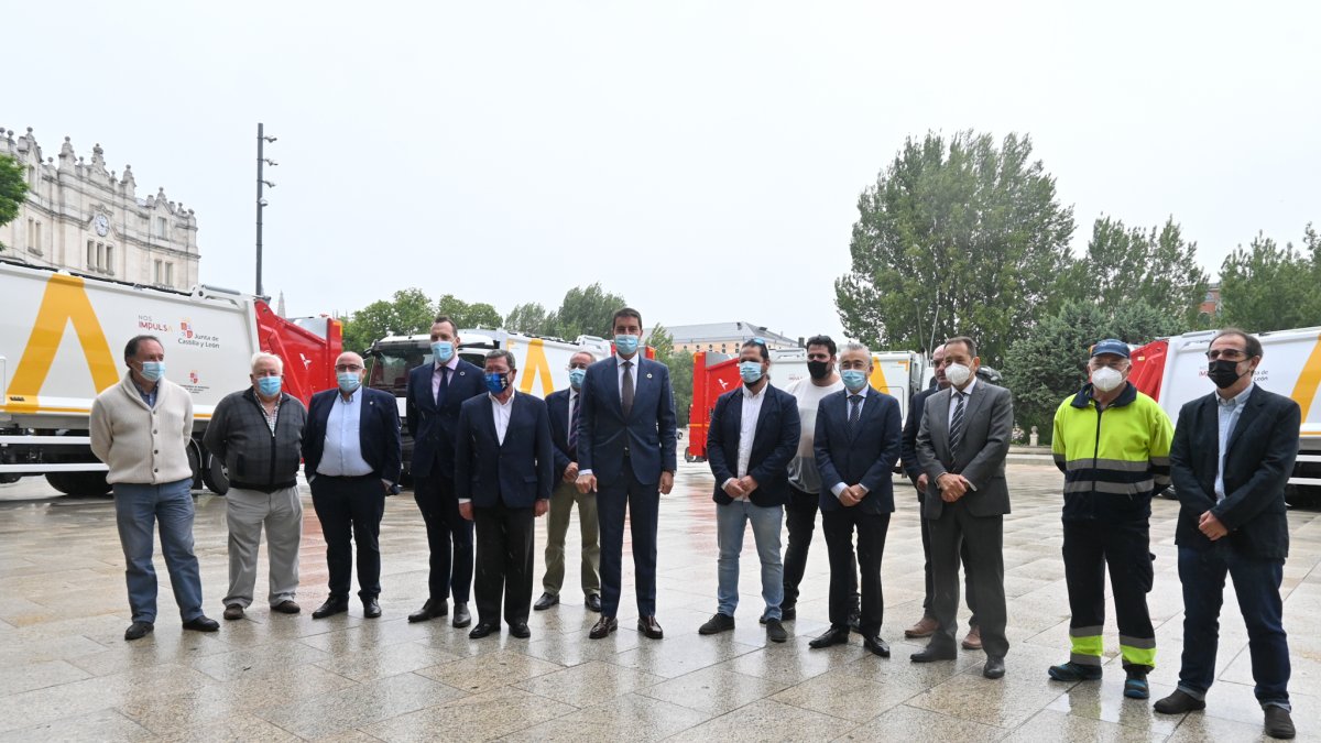 Acto de entrega de vehículos de recogida de residuos a las mancomunidades de Burgos. ECB