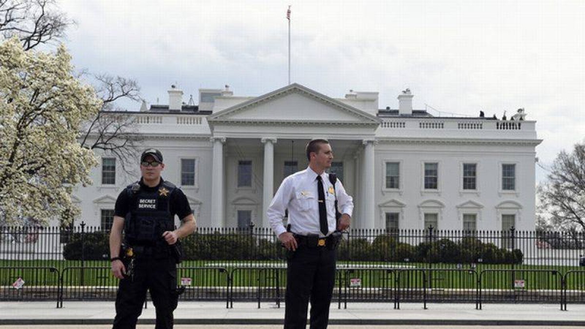 Miembros del servicio secreto vigilando la Casa Blanca durante el apagón.-Foto:   AP / SUSAN WALSH