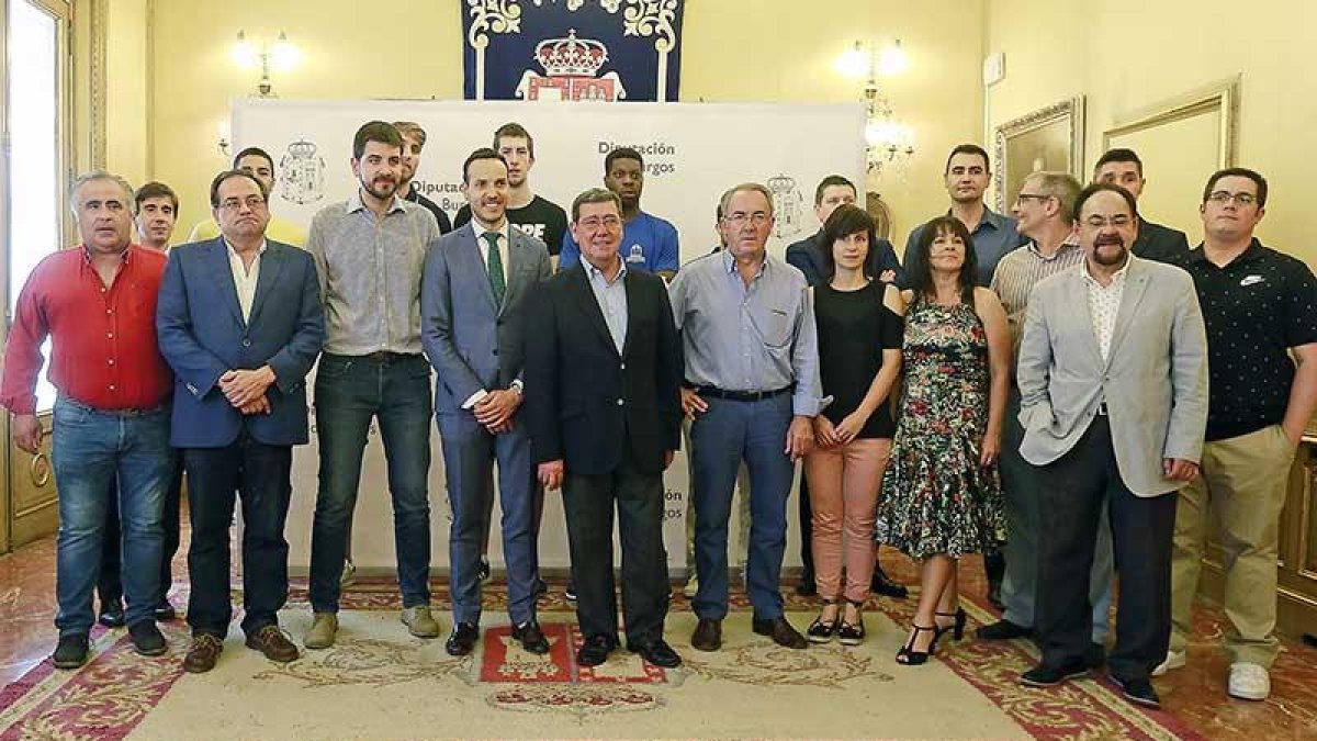 Una representación del San Pablo Inmobiliaria fue recibida ayer en la Diputación Provincial-Raúl G. Ochoa