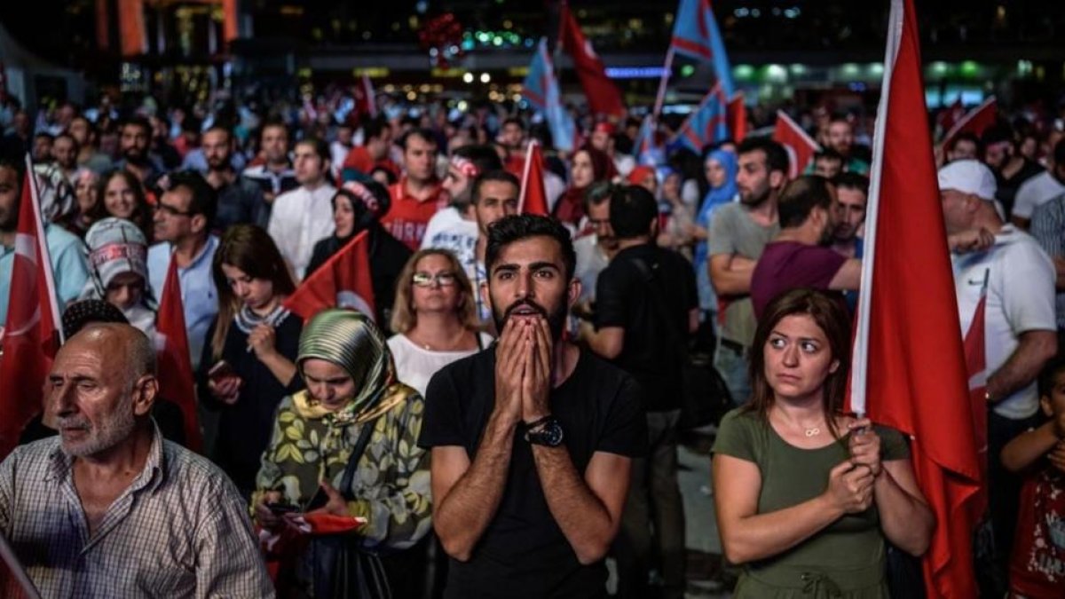 Seguidores de Erdogan en la plaza Taksim de Estambul.-AFP / OZAN KOSE