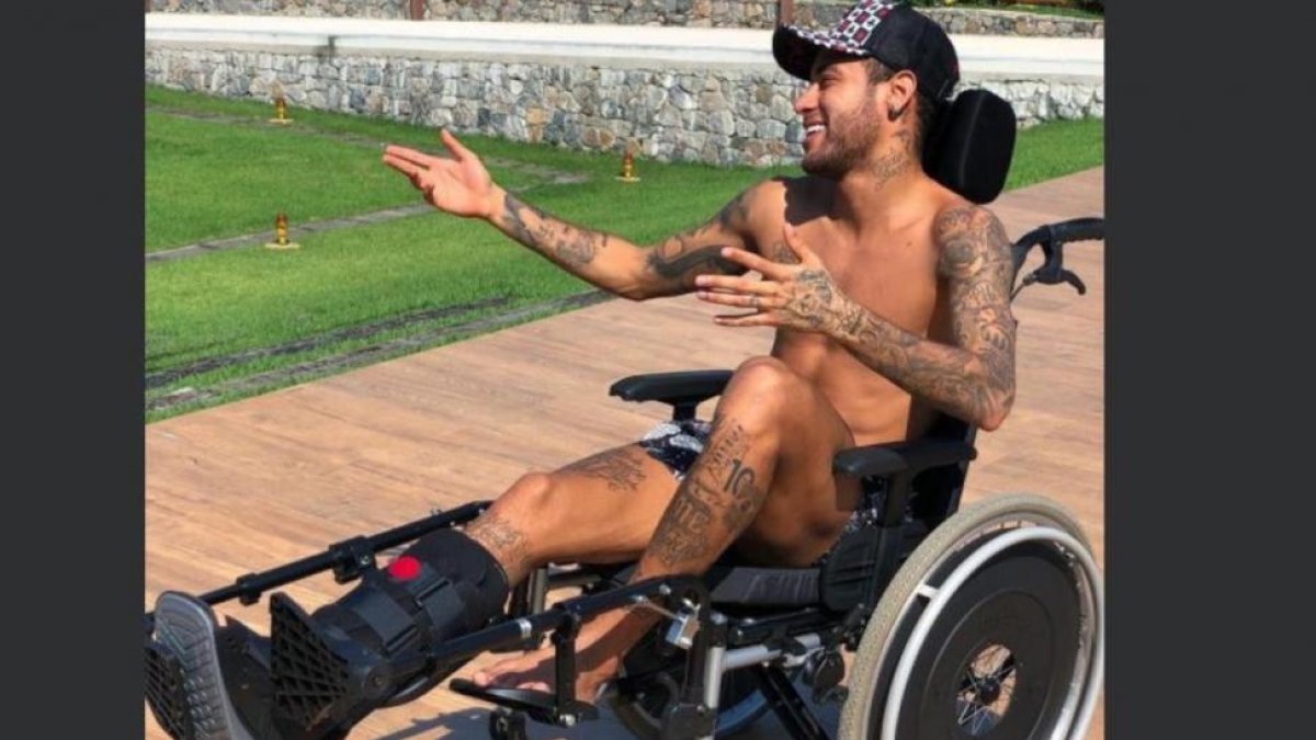 Neymar sentado en silla de ruedas. Twitter Neymar Jr.-/ PERIODICO