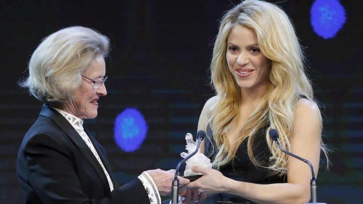 Shakira recibe un Crystal Award de manos de Hilde Schwab.-Michel Euler