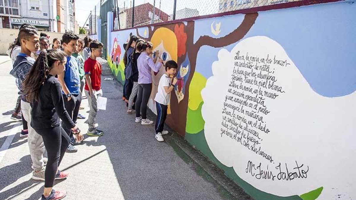 Los ‘mayores’ tuvieron la oportunidad de crear un recuerdo de su paso por el centro.-SANTI OTERO