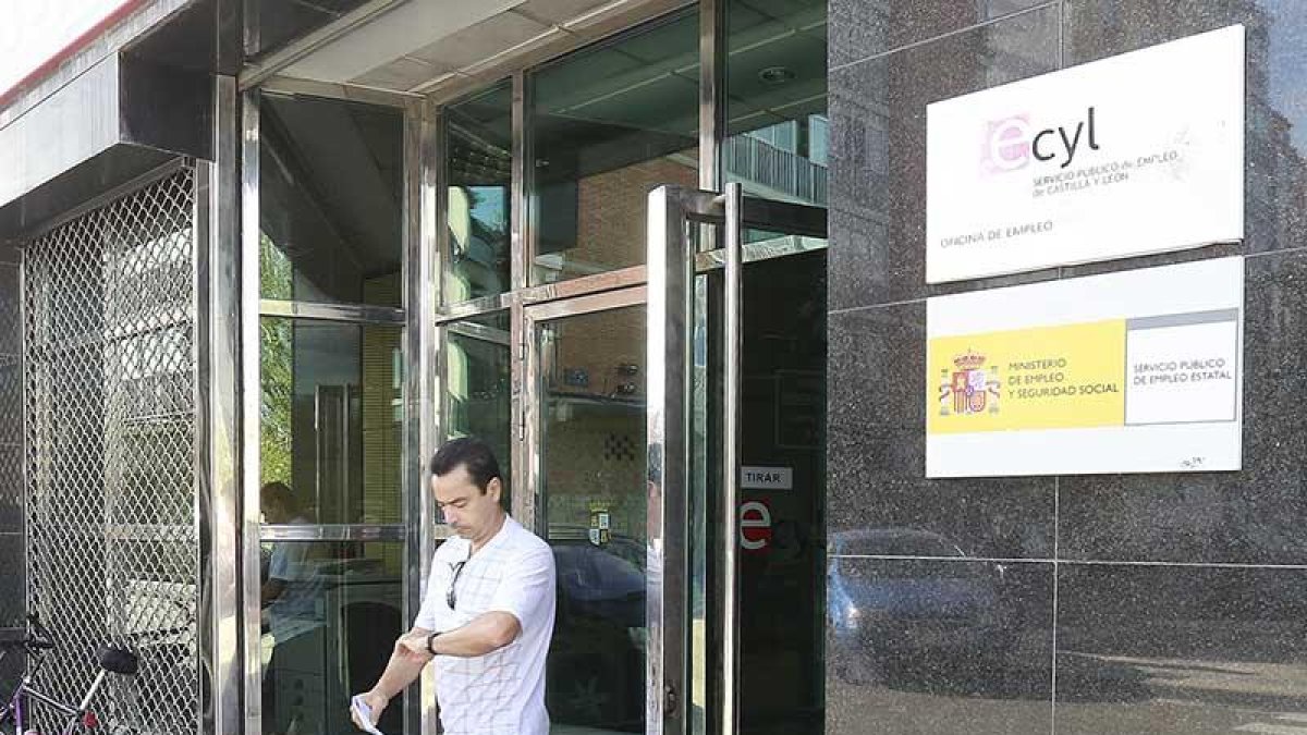 Desempleados en una oficia del Ecyl en Burgos.-RAÚL OCHOA