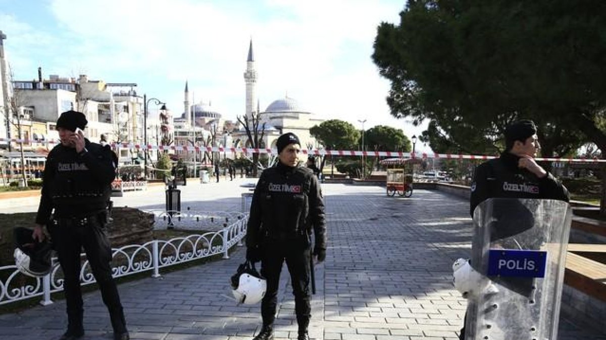Varios policías, en la zona del atentado de Estambul.-AP / LEFTERIS PITARAKIS