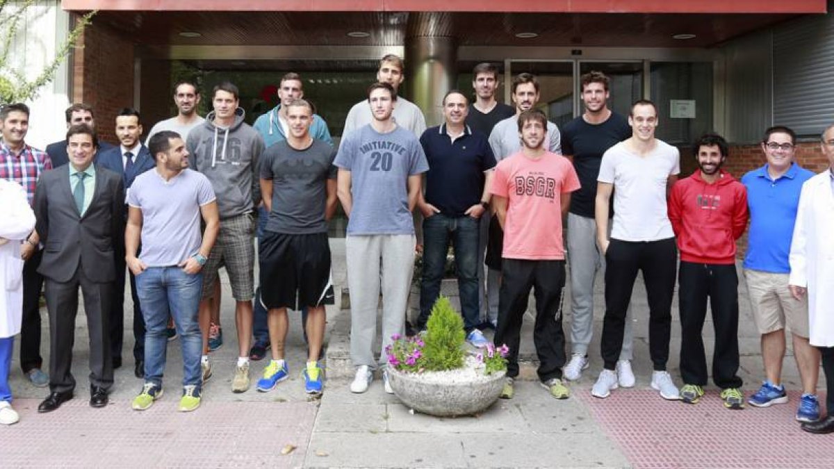 Jugadores, cuerpo técnico, directiva y miembros del Hospital Recoletas posan en la primera foto oficial del San Pablo Inmobiliaria, ayer.-RAÚL OCHOA