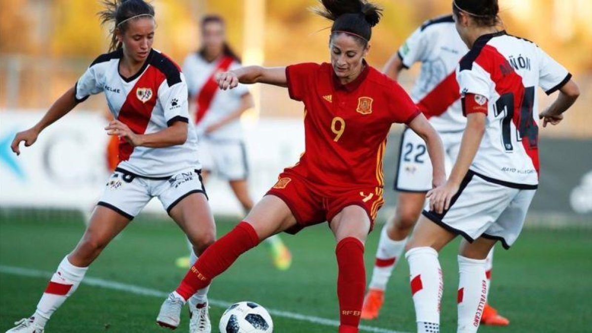 La jugadora Ester González en un partido contra el Rayo Vallecano.-EFE