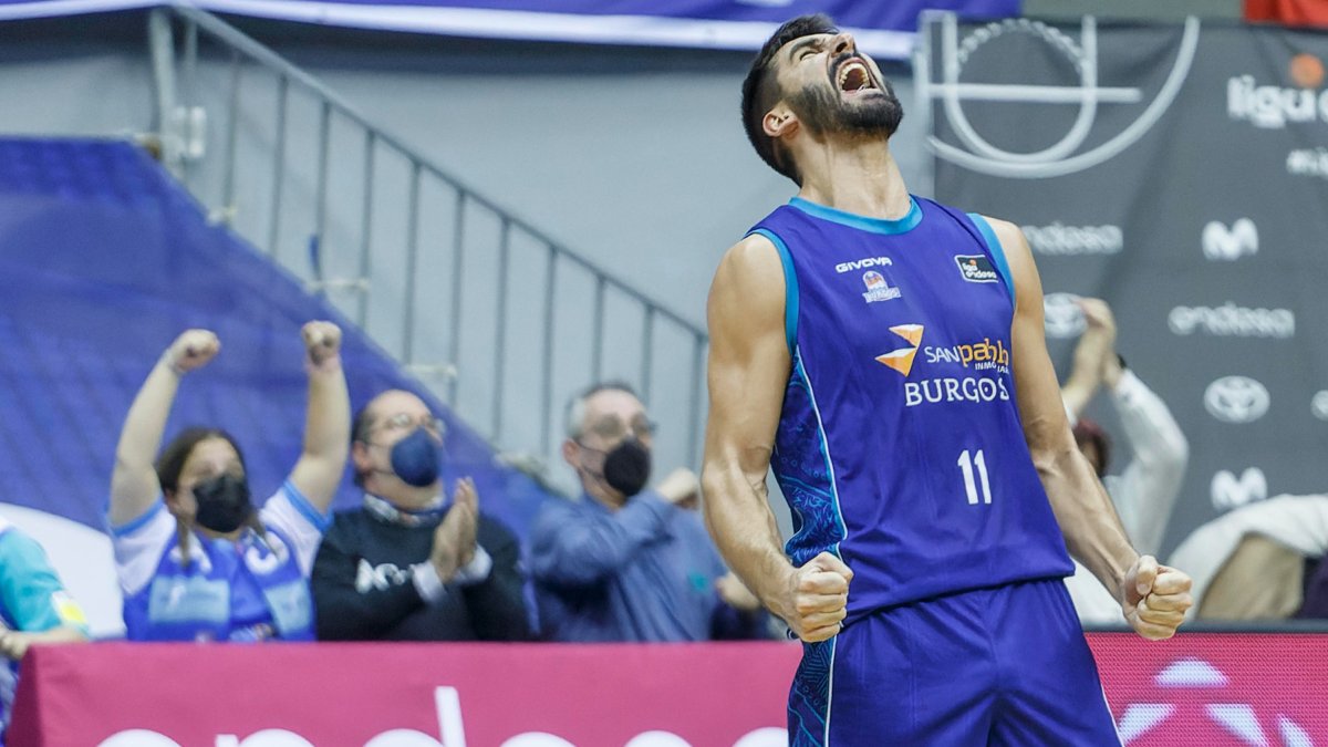 Dani Díez celebra una canasta con la camiseta del San Pablo. SANTI OTERO