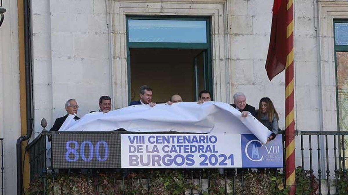 Representates de diferentes organismos de la ciudad fueron los encargados de destapar el marcador electrónico.-RAÚL G. OCHOA