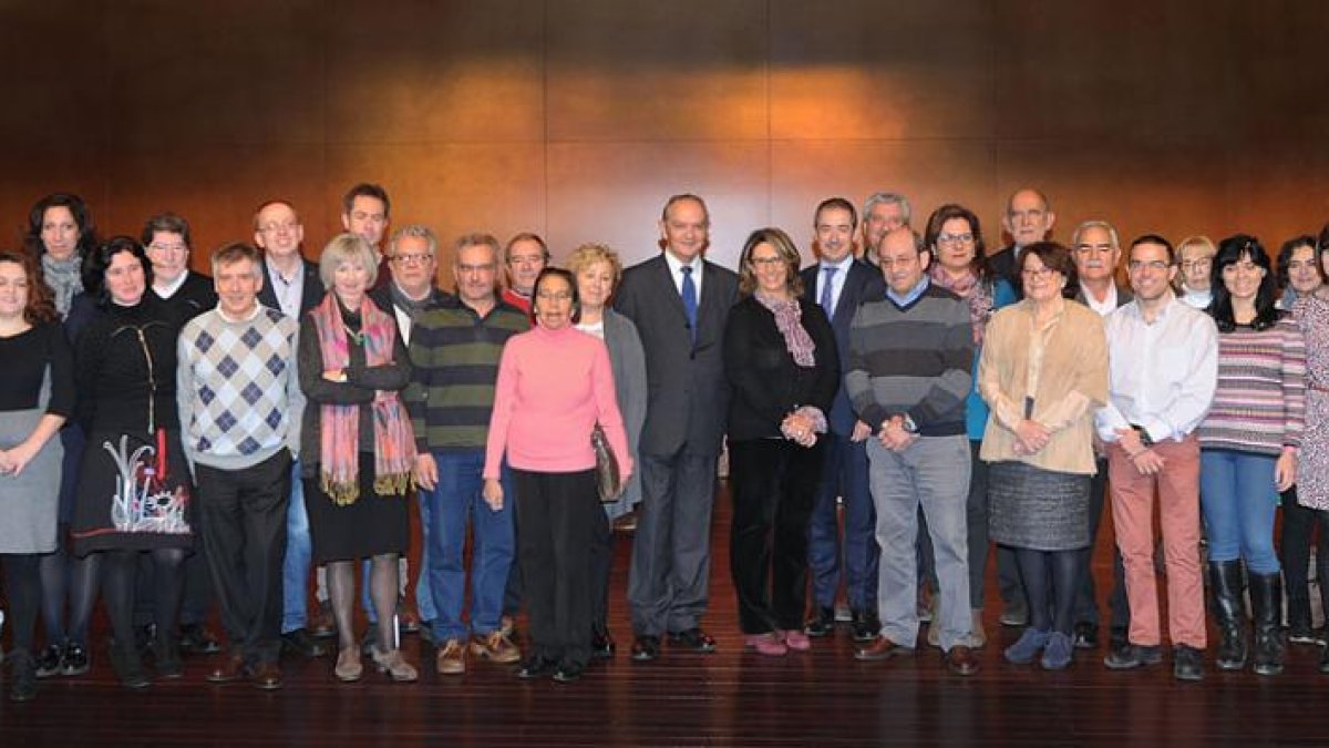 Foto de familia de los integrantes de las 28 asociaciones con los responsables de ‘la Caixa’ y Fundación Caja de Burgos.-ISRAEL L. MURILLO