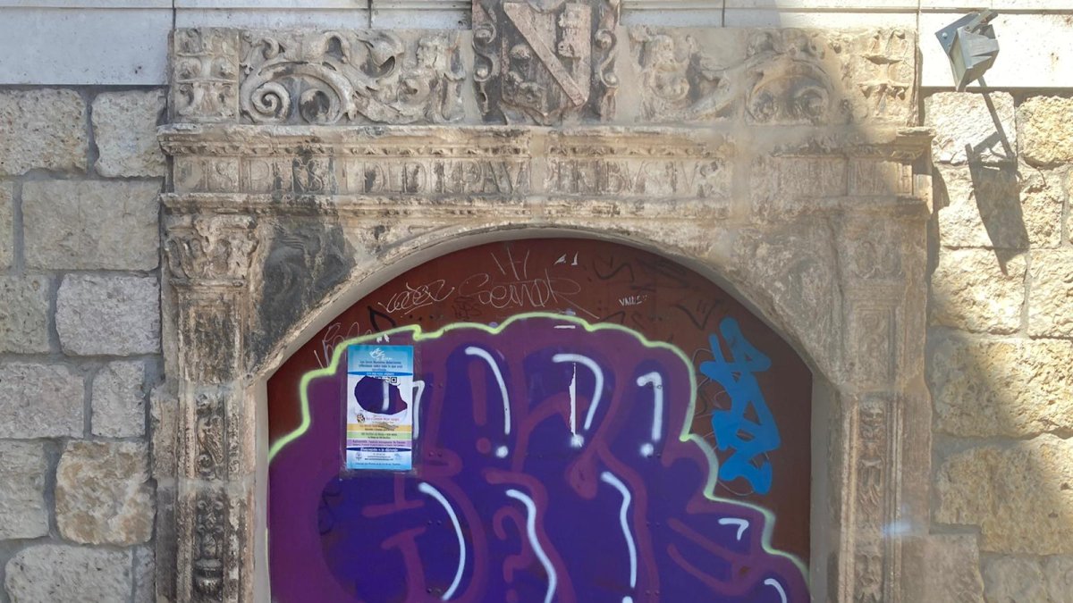 Pintadas vandálicas en la plaza de Santa María de la Catedral.