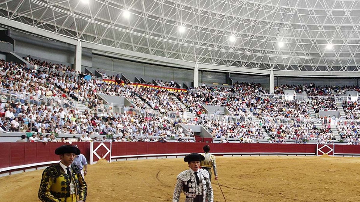 Los tendidos llenos de público en un festejo de la feria de San Pedro en el Coliseum. SANTI OTERO